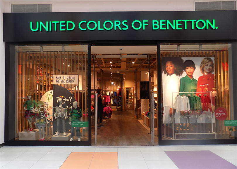 Магазин одежды United Colors of Benetton. Юнайтед Колорс оф Бенеттон магазин. Магазин United Colors of Benetton в Москве. Витрина Бенеттон.